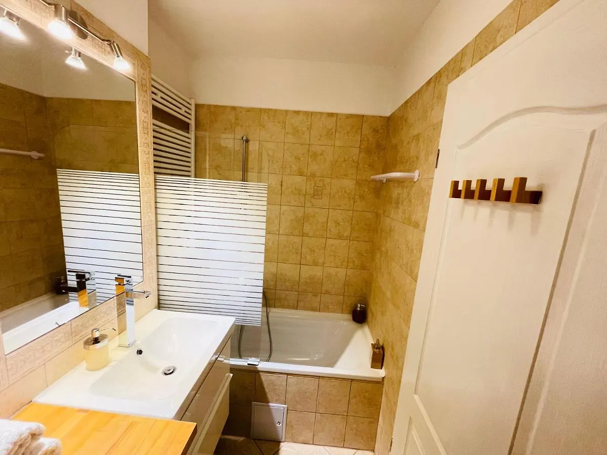 Peony Hollo Apartment - Free Garage Under The House Βουδαπέστη